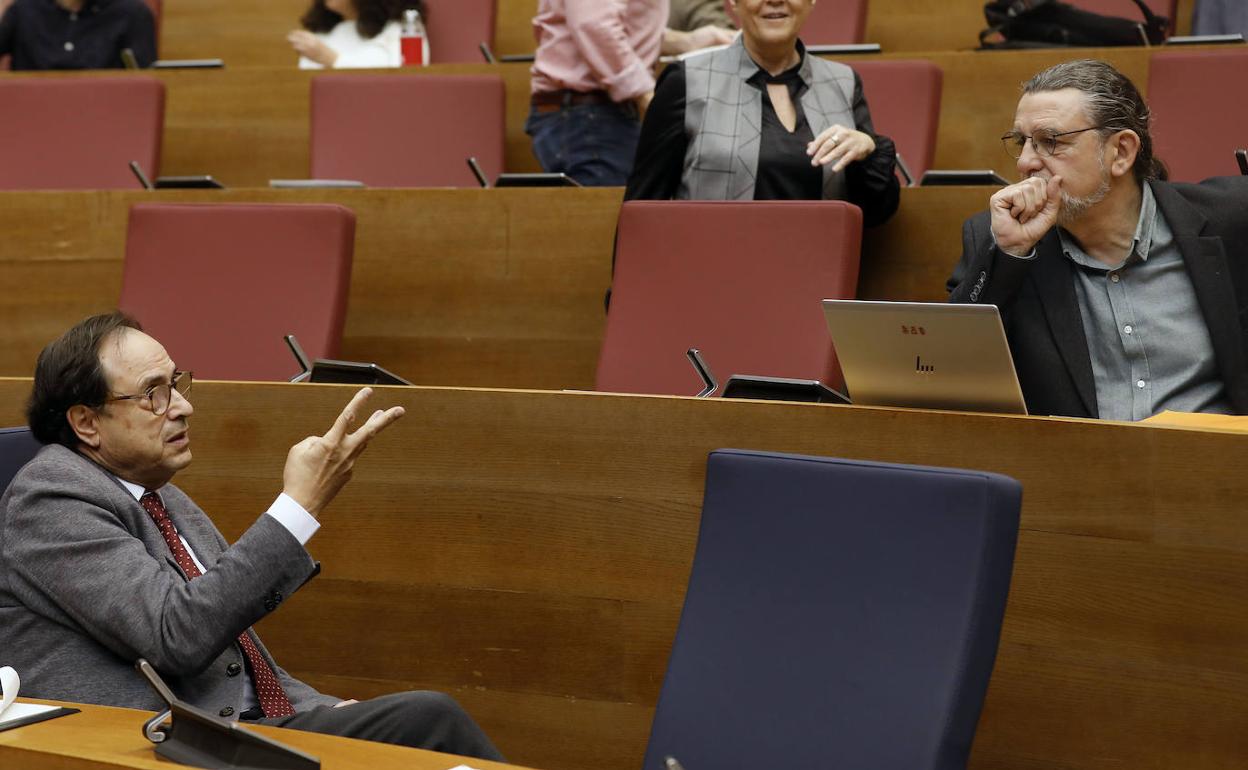 El conseller de Hacienda, Vicent Soler, durante el debate de presupuestos, en Les Corts. 