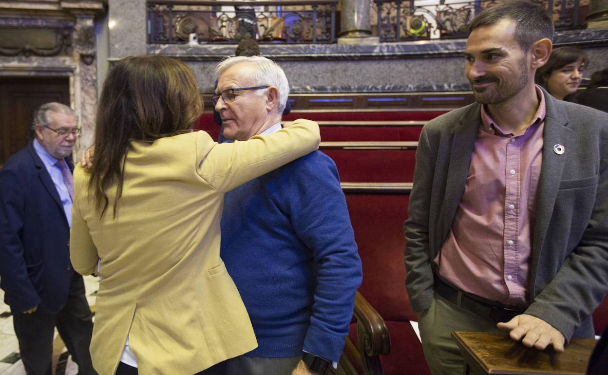 Sandra Gómez abraza a Joan Ribó antes del inicio del pleno ayer en el Ayuntamiento