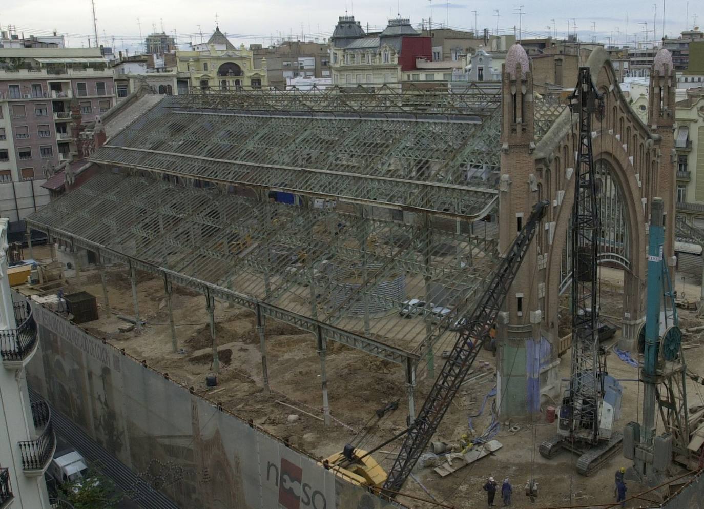 El Mercado de Colón, uno de los edificios más singulares de Valencia, cumple 103 años este martes, 24 de diciembre, tras más de un siglo desde que se construyera en 1916 para responder a la necesidad de contar con un mercado fijo en el distrito de L'Eixample. Su inauguración, en la Nochebuena de 1916, fue una gran celebración que se conmemora este martes para recordar que, 103 años después, el zoco continúa como «referente para los amantes de la gastronomía y los productos de calidad en Valencia». Se trata de uno de los edificios emblemáticos del 'cap i casal', diseñado por Francisco Mora siguiendo el estilo modernista e inaugurado el 24 de diciembre de 1916. Con los años ha logrado posicionarse como el 'gastro-market' de Valencia.