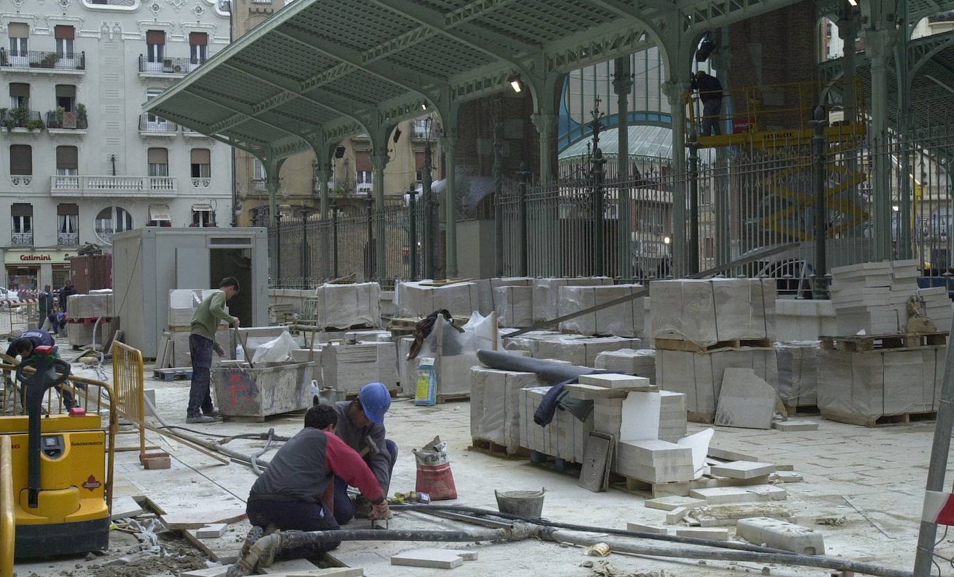 El Mercado de Colón, uno de los edificios más singulares de Valencia, cumple 103 años este martes, 24 de diciembre, tras más de un siglo desde que se construyera en 1916 para responder a la necesidad de contar con un mercado fijo en el distrito de L'Eixample. Su inauguración, en la Nochebuena de 1916, fue una gran celebración que se conmemora este martes para recordar que, 103 años después, el zoco continúa como «referente para los amantes de la gastronomía y los productos de calidad en Valencia». Se trata de uno de los edificios emblemáticos del 'cap i casal', diseñado por Francisco Mora siguiendo el estilo modernista e inaugurado el 24 de diciembre de 1916. Con los años ha logrado posicionarse como el 'gastro-market' de Valencia.