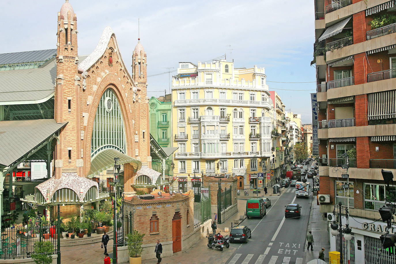 El Mercado de Colón, uno de los edificios más singulares de Valencia, cumple 103 años este martes, 24 de diciembre, tras más de un siglo desde que se construyera en 1916 para responder a la necesidad de contar con un mercado fijo en el distrito de L'Eixample. Su inauguración, en la Nochebuena de 1916, fue una gran celebración que se conmemora este martes para recordar que, 103 años después, el zoco continúa como «referente para los amantes de la gastronomía y los productos de calidad en Valencia». Se trata de uno de los edificios emblemáticos del 'cap i casal', diseñado por Francisco Mora siguiendo el estilo modernista e inaugurado el 24 de diciembre de 1916. Con los años ha logrado posicionarse como el 'gastro-market' de Valencia.