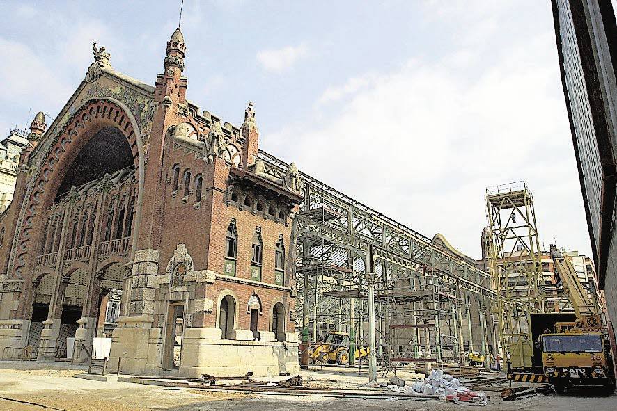 El Mercado de Colón, uno de los edificios más singulares de Valencia, cumple 103 años este martes, 24 de diciembre, tras más de un siglo desde que se construyera en 1916 para responder a la necesidad de contar con un mercado fijo en el distrito de L'Eixample. Su inauguración, en la Nochebuena de 1916, fue una gran celebración que se conmemora este martes para recordar que, 103 años después, el zoco continúa como «referente para los amantes de la gastronomía y los productos de calidad en Valencia». Se trata de uno de los edificios emblemáticos del 'cap i casal', diseñado por Francisco Mora siguiendo el estilo modernista e inaugurado el 24 de diciembre de 1916. Con los años ha logrado posicionarse como el 'gastro-market' de Valencia.