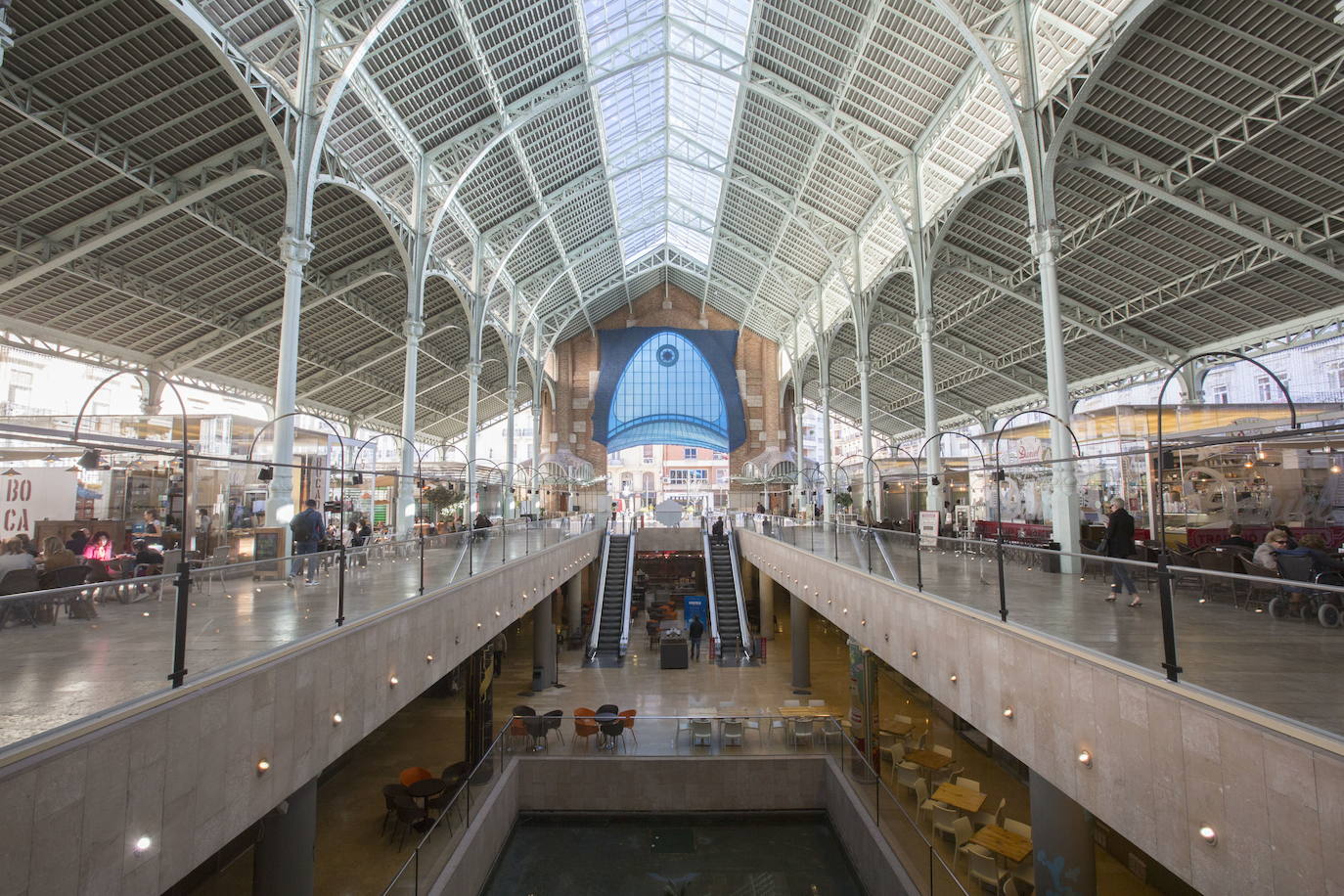 El Mercado de Colón, uno de los edificios más singulares de Valencia, cumple 103 años este martes, 24 de diciembre, tras más de un siglo desde que se construyera en 1916 para responder a la necesidad de contar con un mercado fijo en el distrito de L'Eixample. Su inauguración, en la Nochebuena de 1916, fue una gran celebración que se conmemora este martes para recordar que, 103 años después, el zoco continúa como «referente para los amantes de la gastronomía y los productos de calidad en Valencia». Se trata de uno de los edificios emblemáticos del 'cap i casal', diseñado por Francisco Mora siguiendo el estilo modernista e inaugurado el 24 de diciembre de 1916. Con los años ha logrado posicionarse como el 'gastro-market' de Valencia.