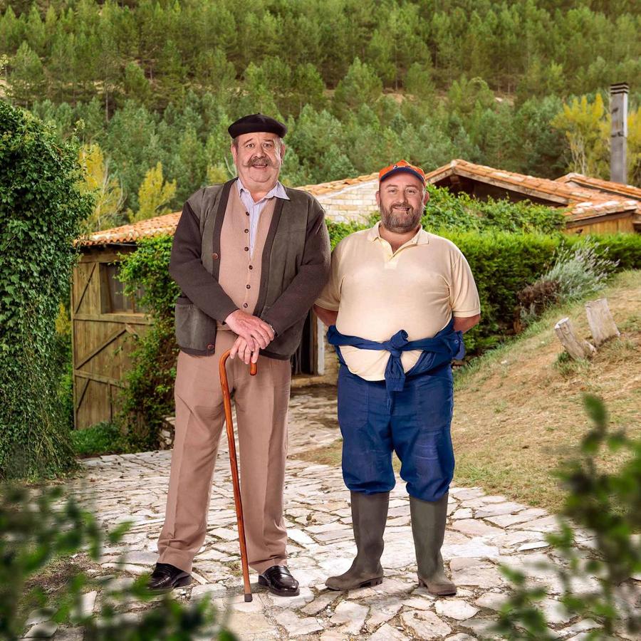 Cándido es el alcalde de Peñafría y El Ovejas es un pastor ingenuo.