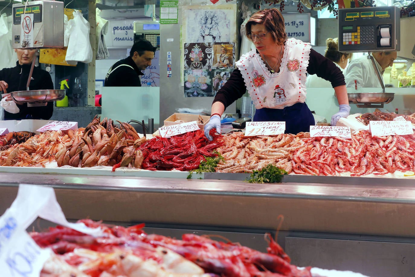 Fotos: Los valencianos compran marisco en el Mercado Central para Nochebuena y Navidad