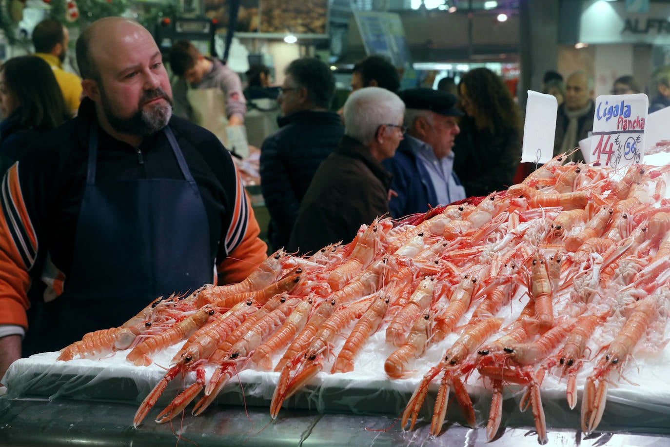 Fotos: Los valencianos compran marisco en el Mercado Central para Nochebuena y Navidad