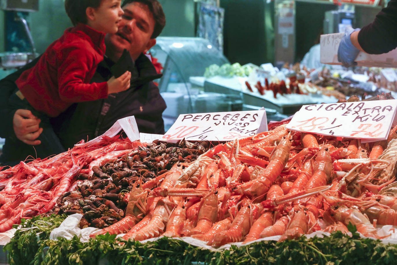 Fotos: Los valencianos compran marisco en el Mercado Central para Nochebuena y Navidad