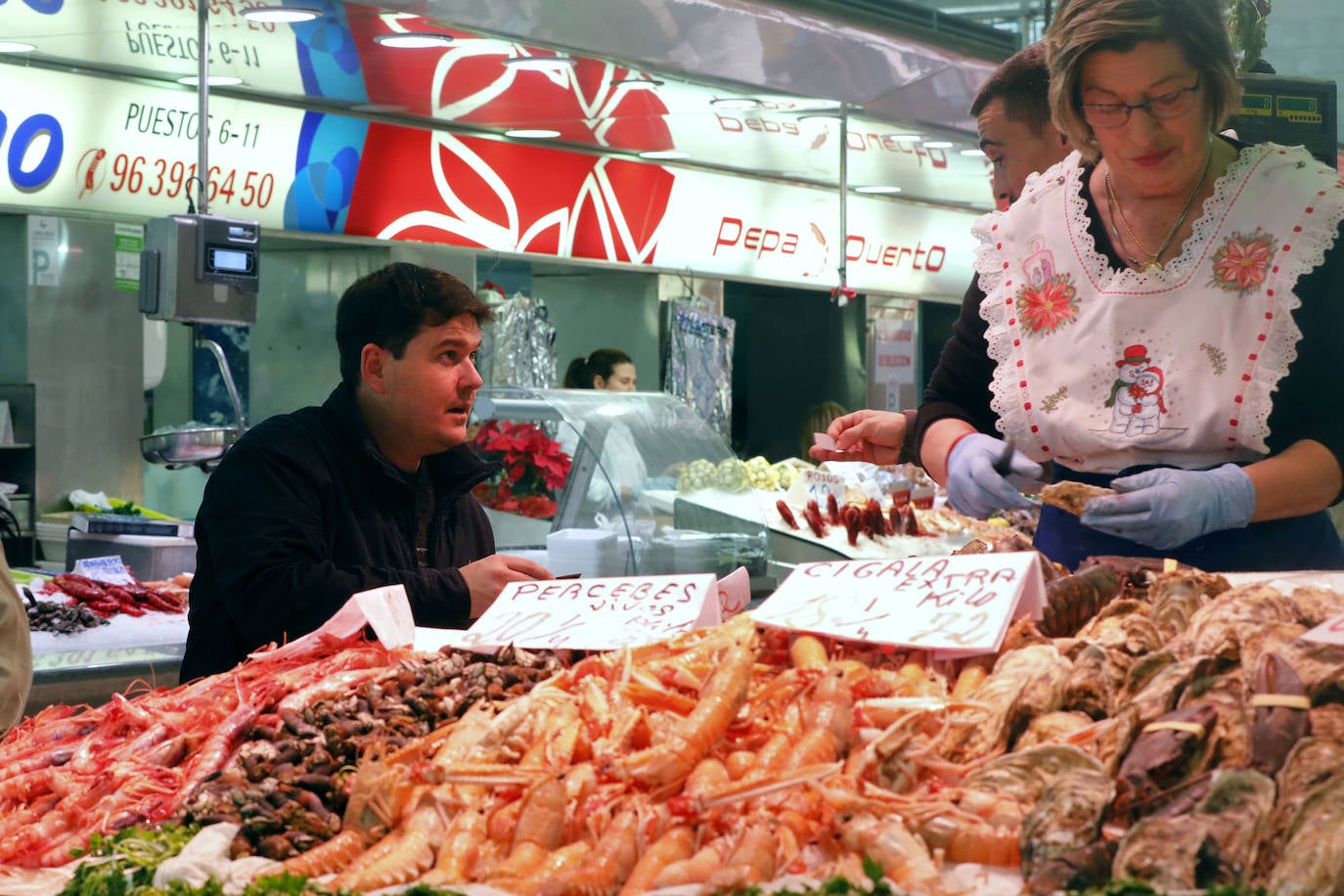 Fotos: Los valencianos compran marisco en el Mercado Central para Nochebuena y Navidad