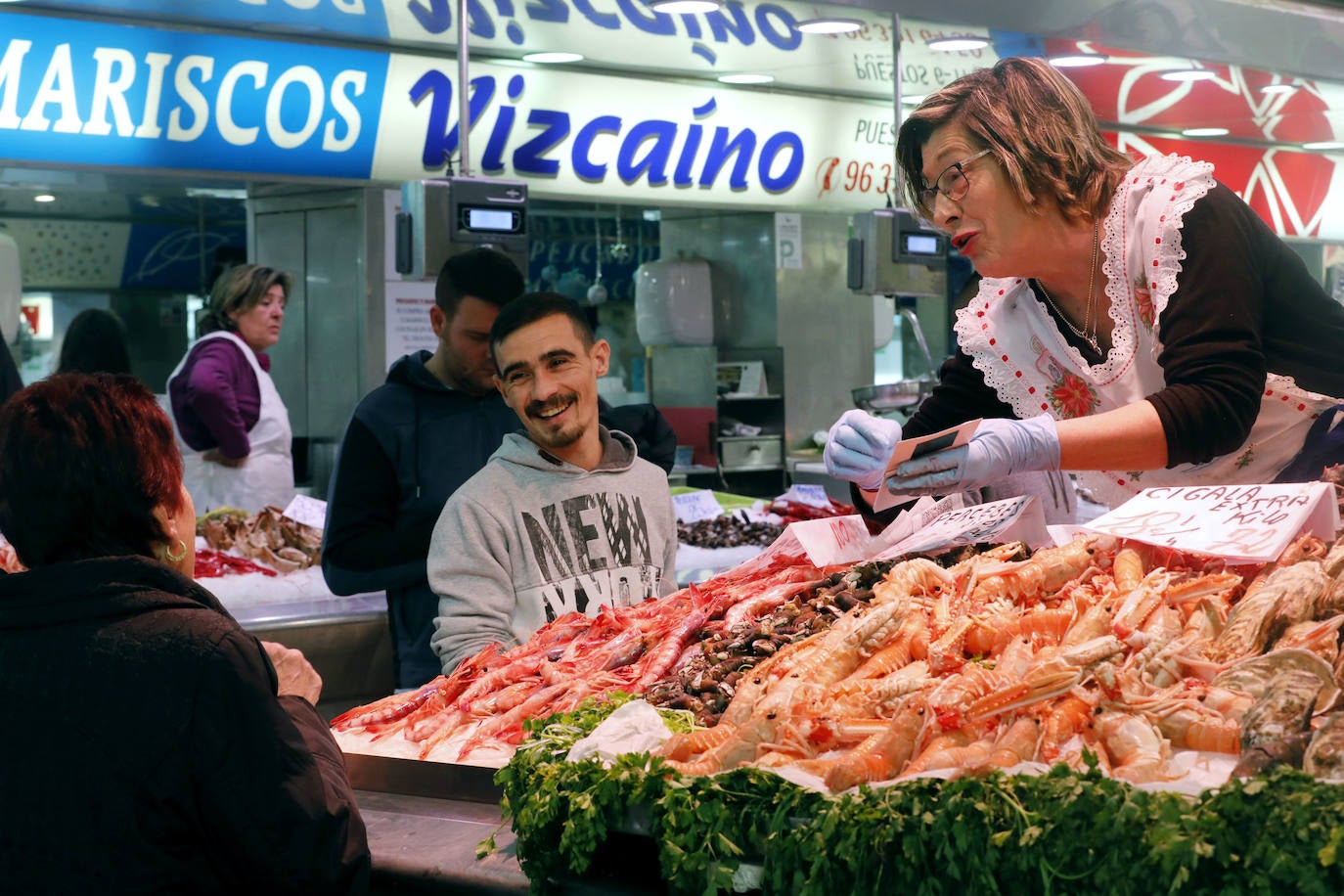 Fotos: Los valencianos compran marisco en el Mercado Central para Nochebuena y Navidad