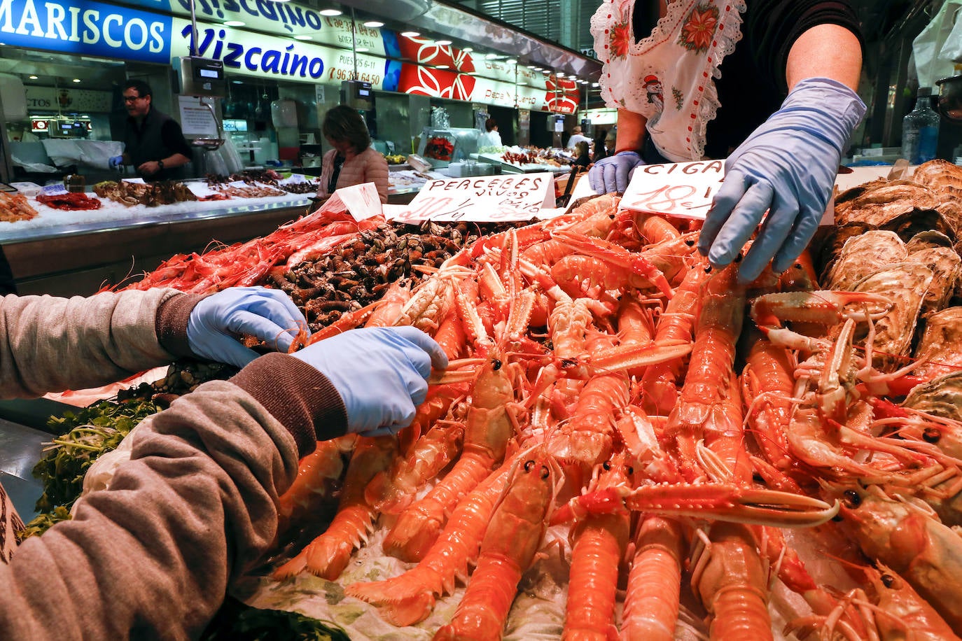 Fotos: Los valencianos compran marisco en el Mercado Central para Nochebuena y Navidad