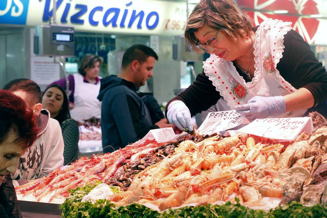 Fotos: Los valencianos compran marisco en el Mercado Central para Nochebuena y Navidad