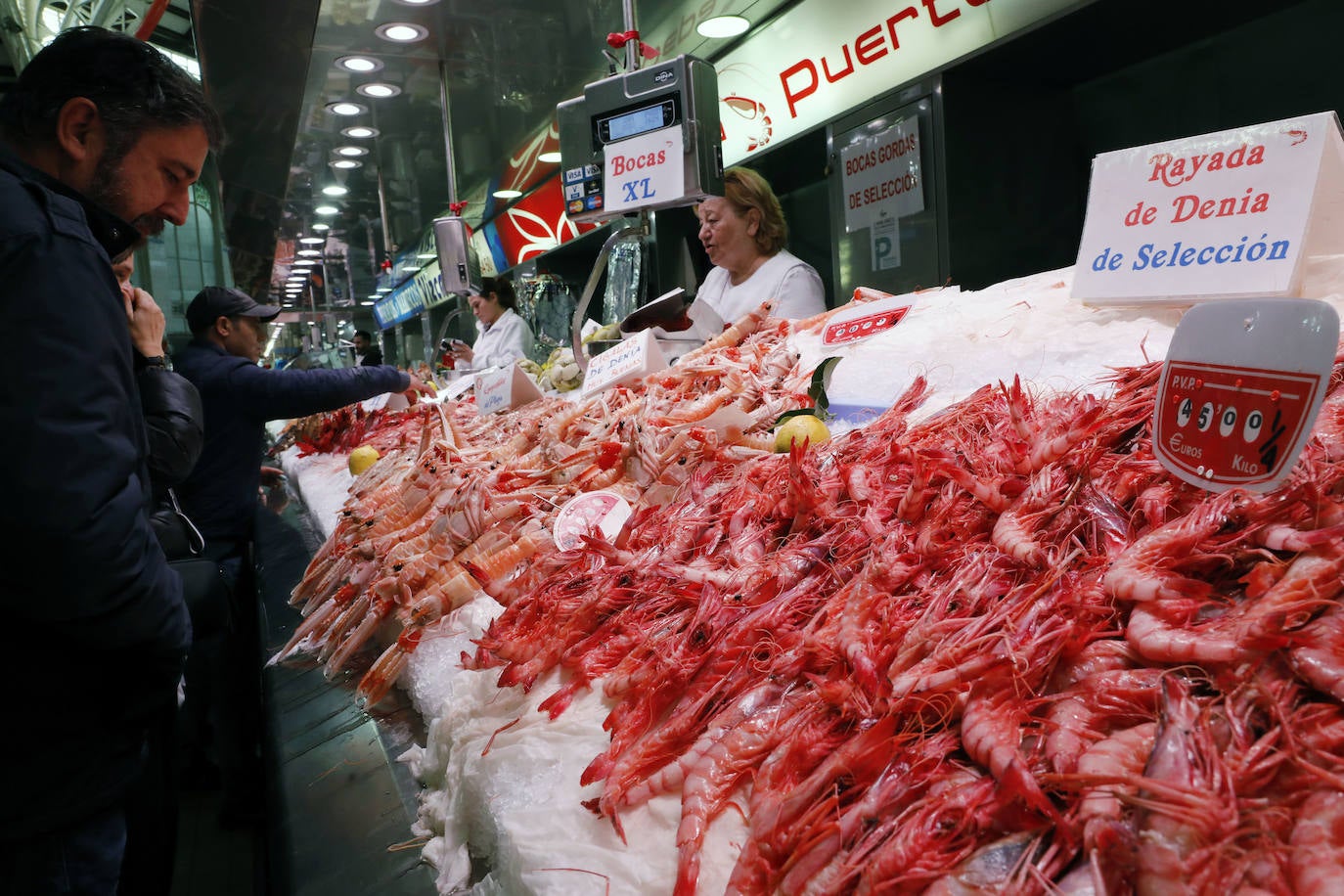 Fotos: Los valencianos compran marisco en el Mercado Central para Nochebuena y Navidad