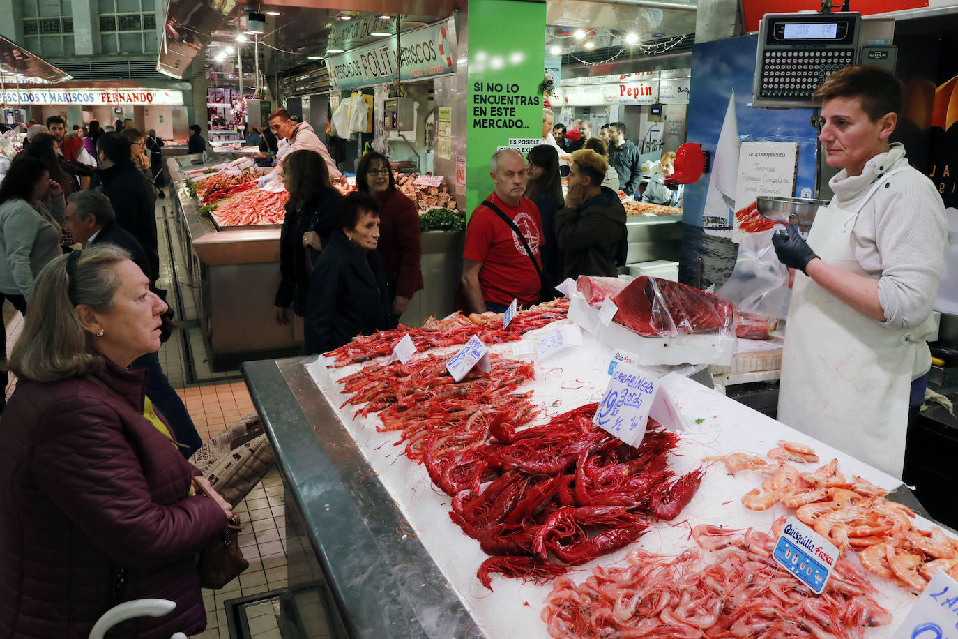 Fotos: Los valencianos compran marisco en el Mercado Central para Nochebuena y Navidad