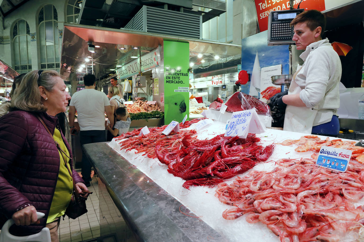 Fotos: Los valencianos compran marisco en el Mercado Central para Nochebuena y Navidad