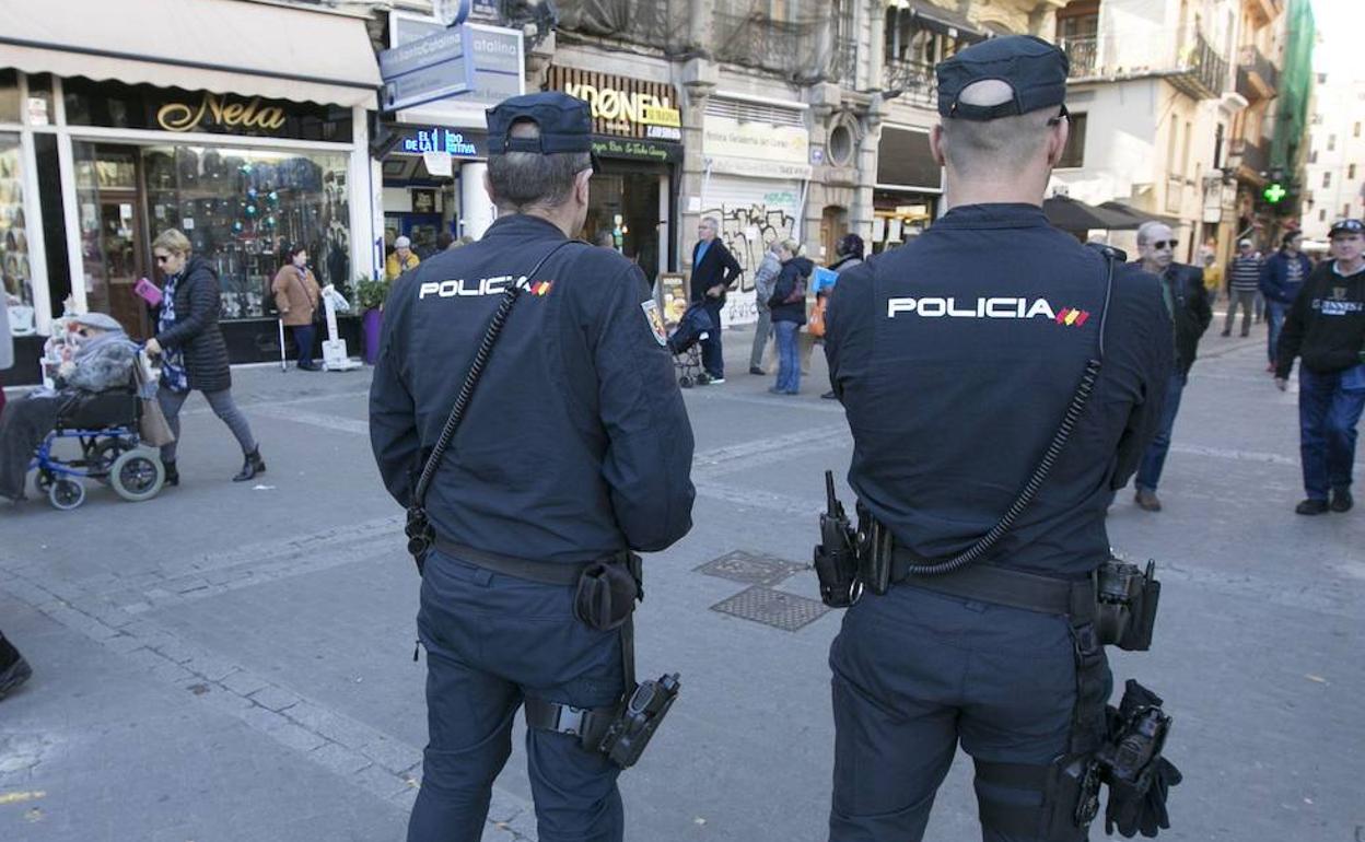 Dos agentes de la Policía Nacional en Valencia. 