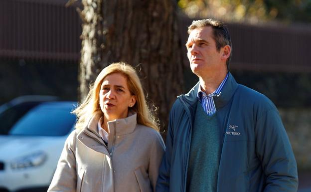 Iñaki Urdangarin pasea por Vitoria junto a la infanta Cristina.