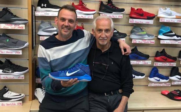 DEPORTES ARNAU. Su punto álgido "cuando Michael Jordan vino a la tienda. Será hace unos 10 años", recordaba Pipo en los últimos días. También han pasado por ahí 'grandes amigos' como Kempes, Giner, Tendillo, Albelda, Palop, Cañizares, Carboni o Españeta. 