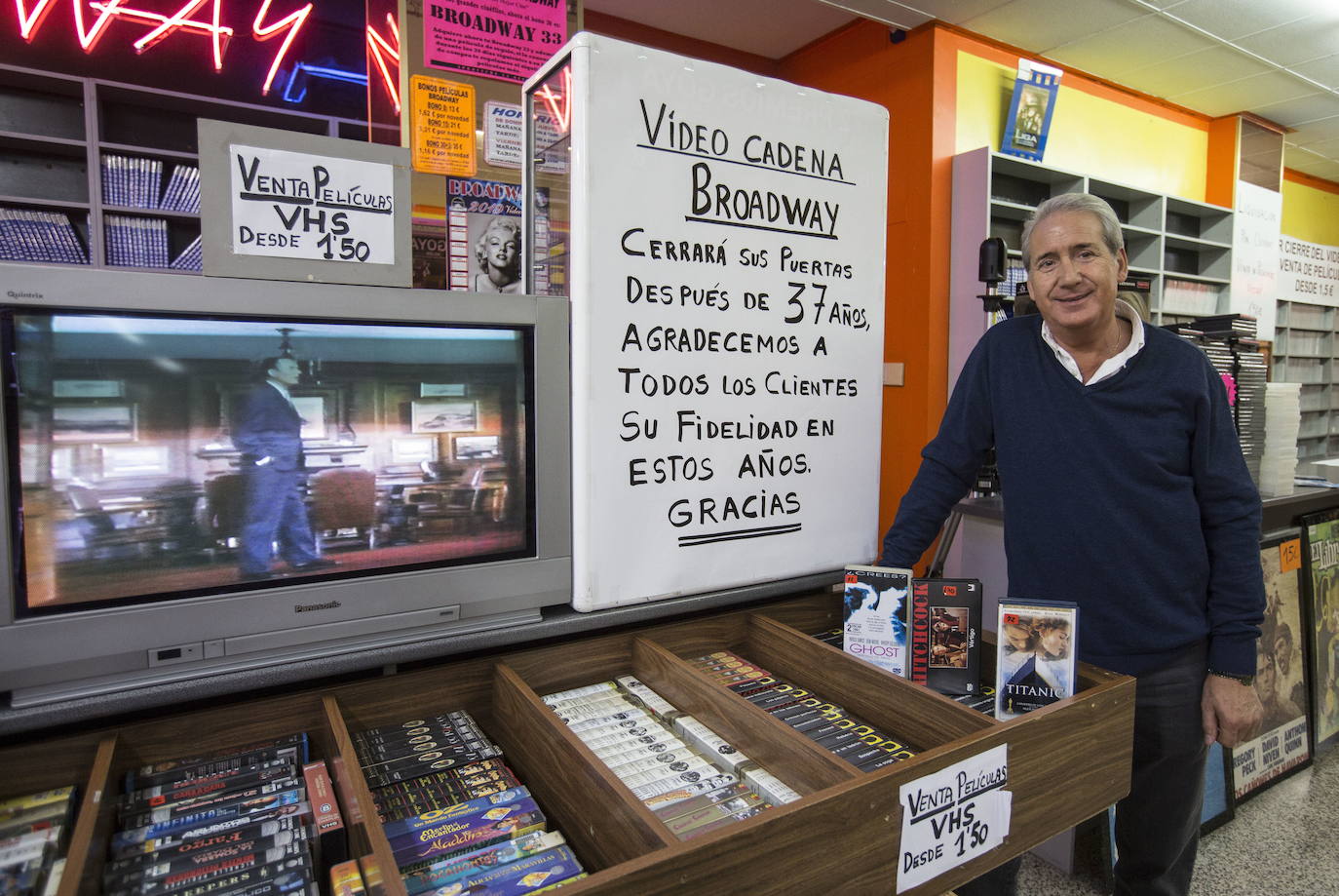 VIDEOCLUB BROADWAY. Tras 37 años de historia, el último de las 33 tiendas que formaban parte de esta cadena de alquiler de películas baja la persiana para siempre. El dueño del negocio, Juan Rado, explica que la causa principal de su cierre se debe a la proliferación de las descargas ilegales en internet.