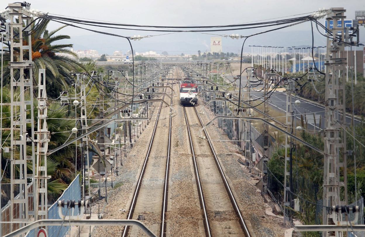 Un tramo de la línea Valencia-Barcelona. 