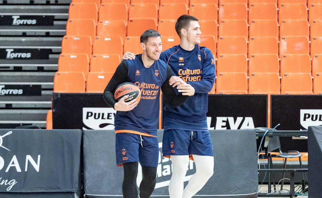 Van Rossom y Marinkovic, en un entrenamiento reciente con el Valencia Basket