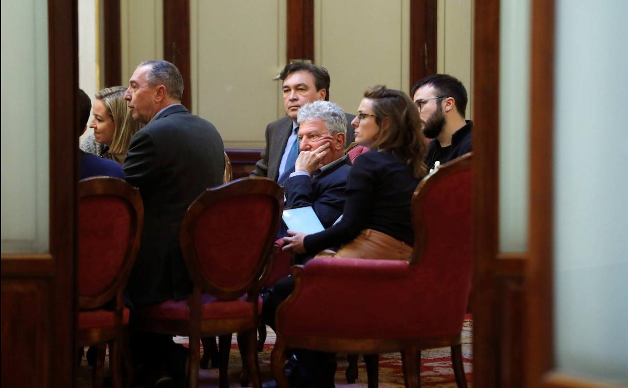 Representantes de los partidos minoritarios se reúnen en el Congreso para negociar la composición del Grupo Mixto.