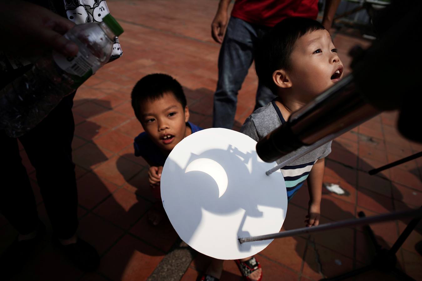 Se produce cuando la Luna no está lo bastante cerca de la Tierra para cubrir completamente el Sol