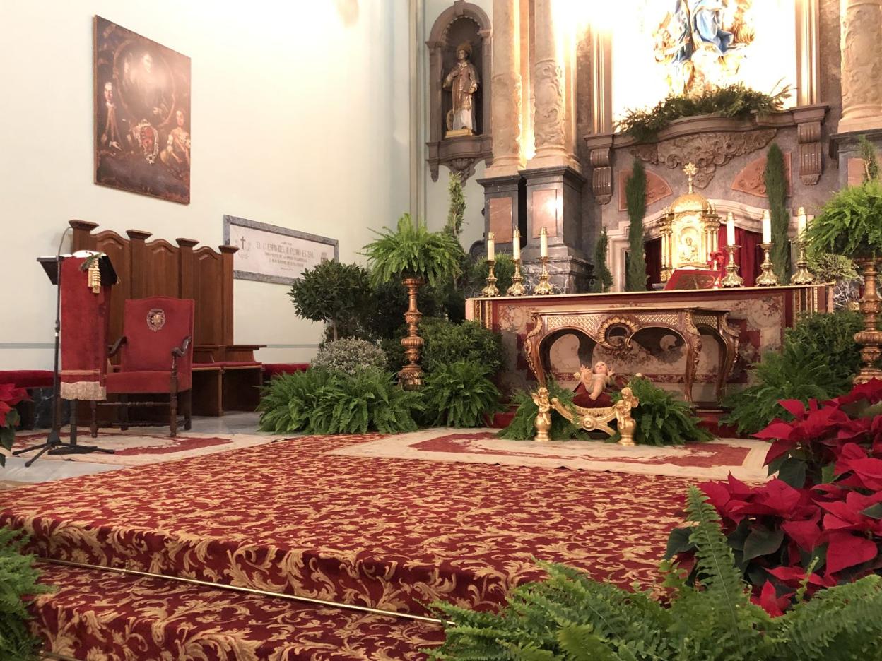 El altar de la iglesia de Nuestra Señora de la Asunción y, en la parte izquierda, el lugar donde descansan los restos del Pare Pere. 