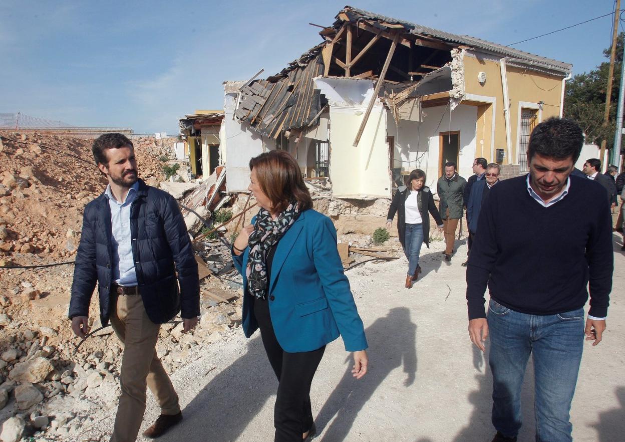 El presidente del PP, Pablo Casado, y la alcaldesa de Almoradí, María Gómez, ayer. 