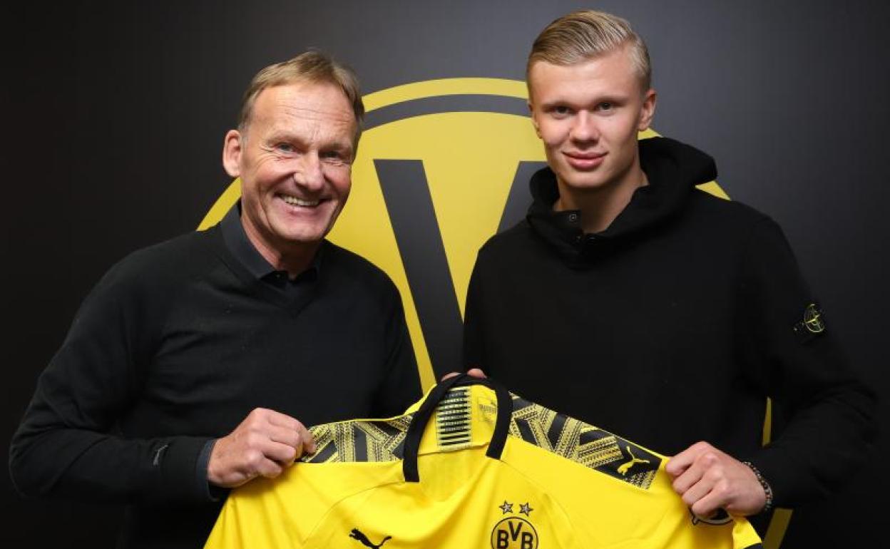 Erling Haaland posa con la camiseta del Borussia Dortmund.