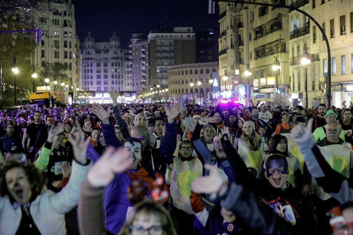 Corredores populares han despedido este lunes 30 el año 2019 con la carrera de San Silvestre de Valencia.