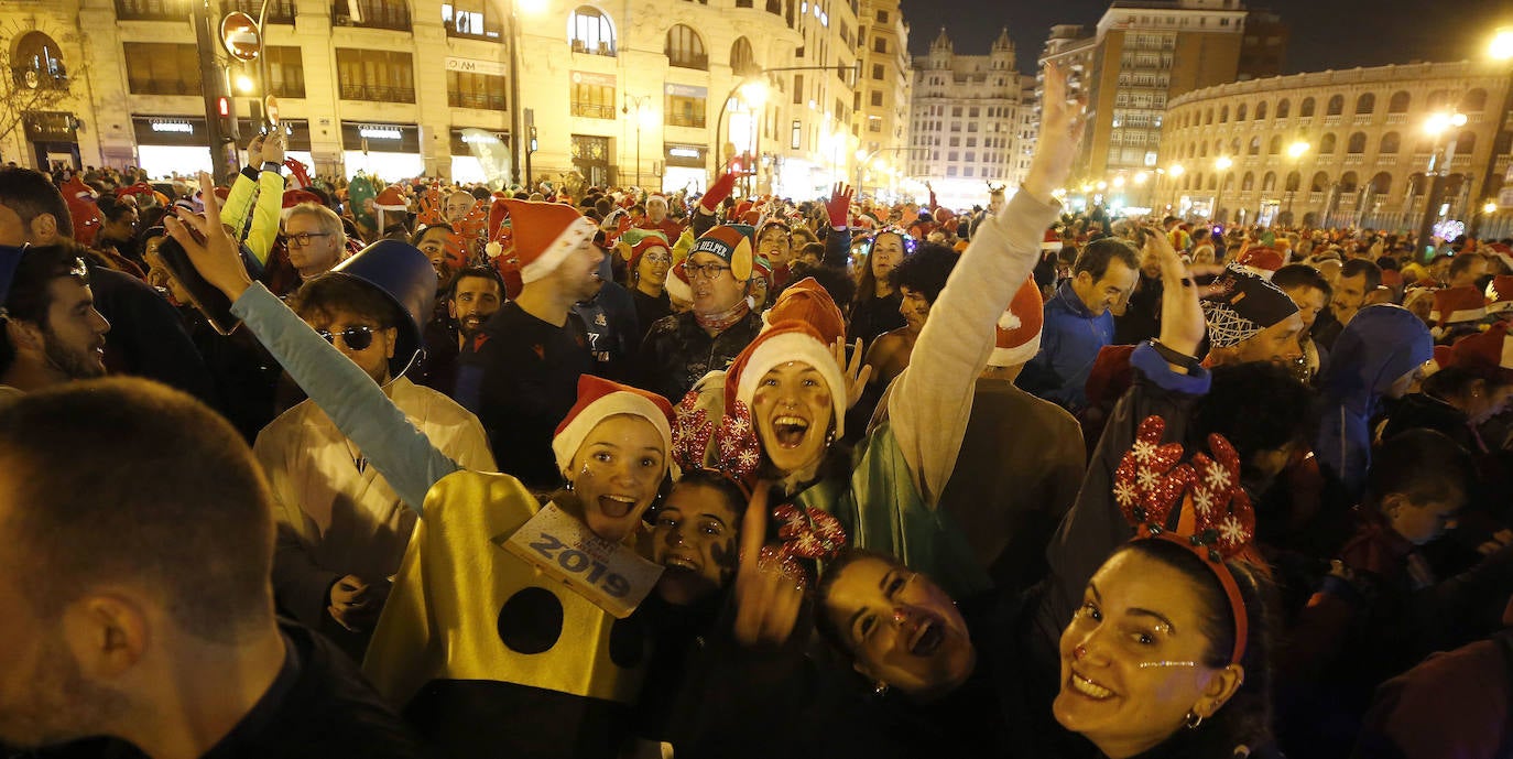 Corredores populares han despedido este lunes 30 el año 2019 con la carrera de San Silvestre de Valencia.