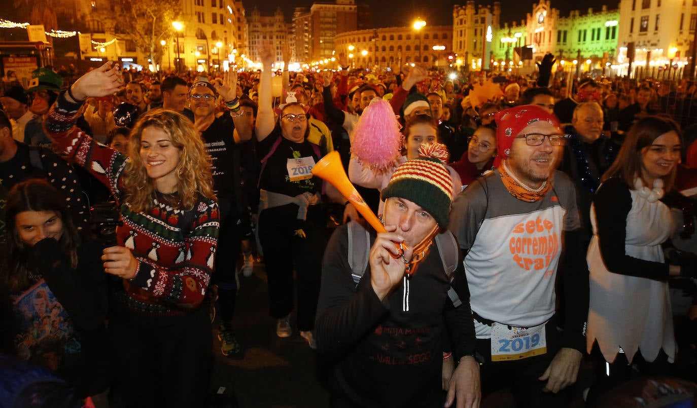 Corredores populares han despedido este lunes 30 el año 2019 con la carrera de San Silvestre de Valencia.