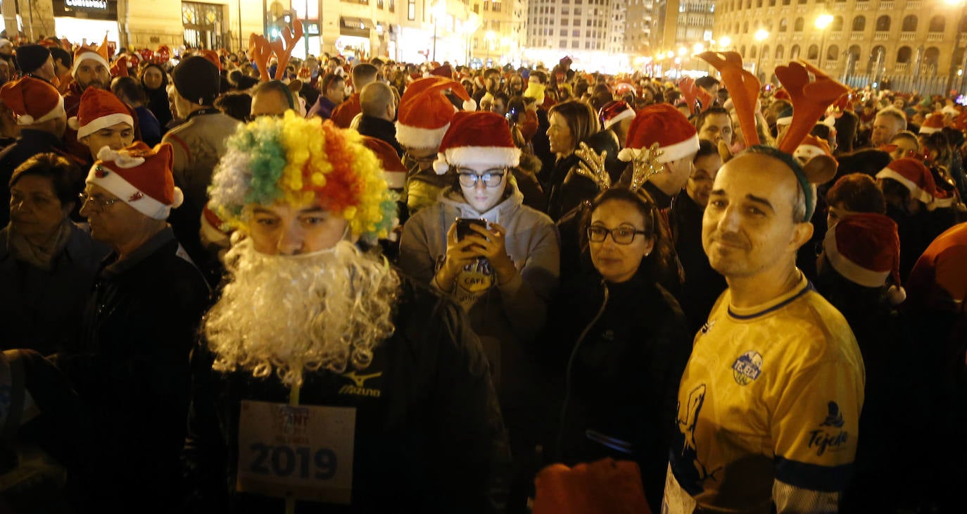 Corredores populares han despedido este lunes 30 el año 2019 con la carrera de San Silvestre de Valencia.