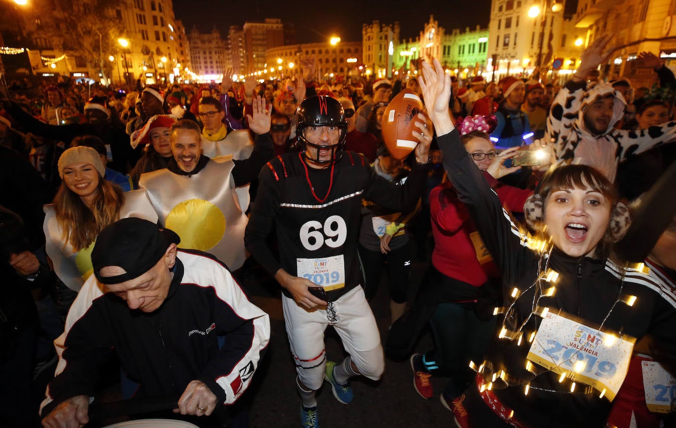 Corredores populares han despedido este lunes 30 el año 2019 con la carrera de San Silvestre de Valencia.