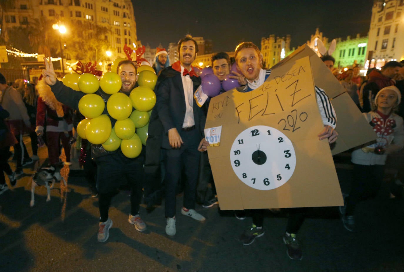 Corredores populares han despedido este lunes 30 el año 2019 con la carrera de San Silvestre de Valencia.