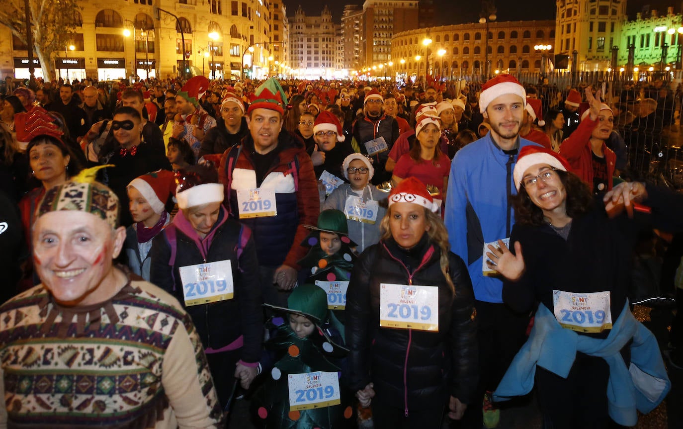 Corredores populares han despedido este lunes 30 el año 2019 con la carrera de San Silvestre de Valencia.