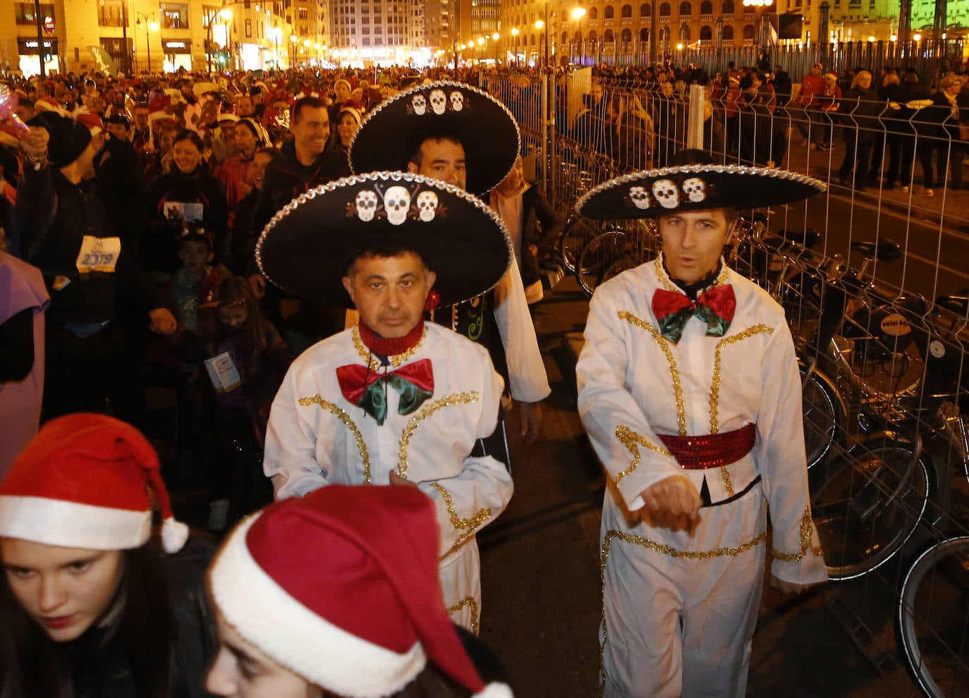 Corredores populares han despedido este lunes 30 el año 2019 con la carrera de San Silvestre de Valencia.