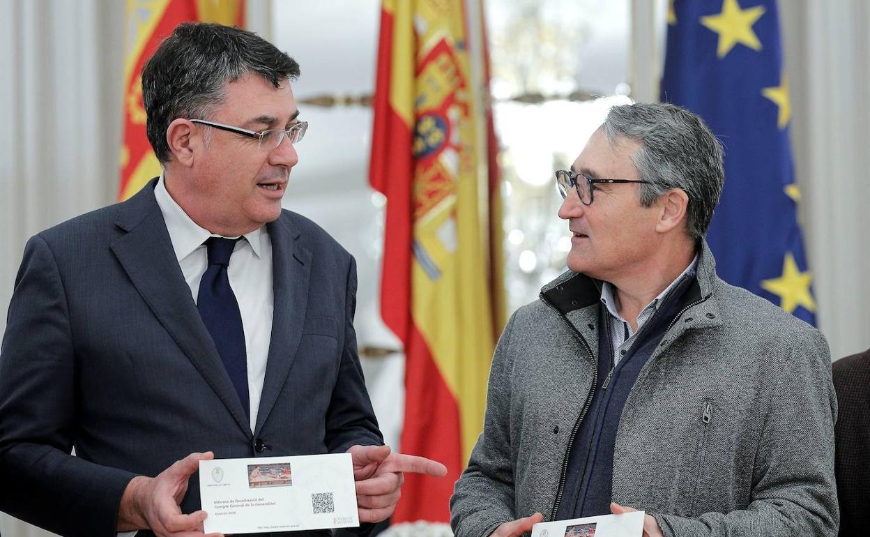 El presidente de Les Corts, Enric Morera, junto al Síndic Major de Comptes, Vicent Cucarella 