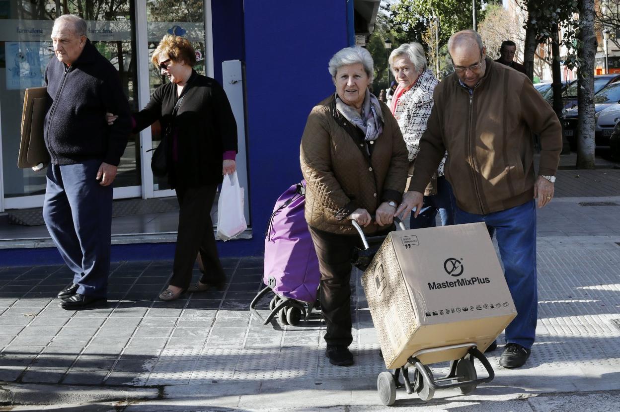 Pensionistas en una calle de Valencia. 