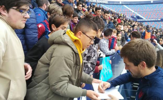 Aitor Fernández, atendiendo a los aficionados