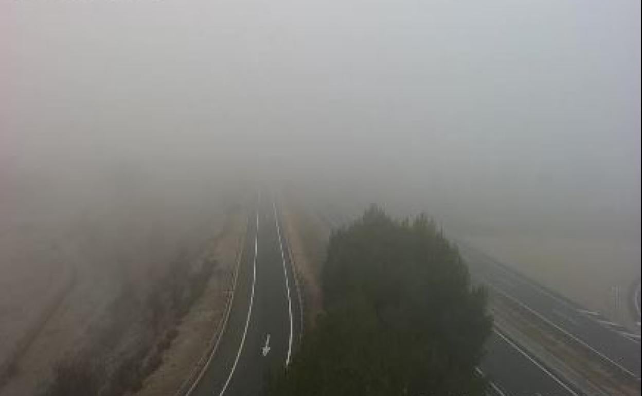 Niebla en la A-3 durante la mañana de este lunes.