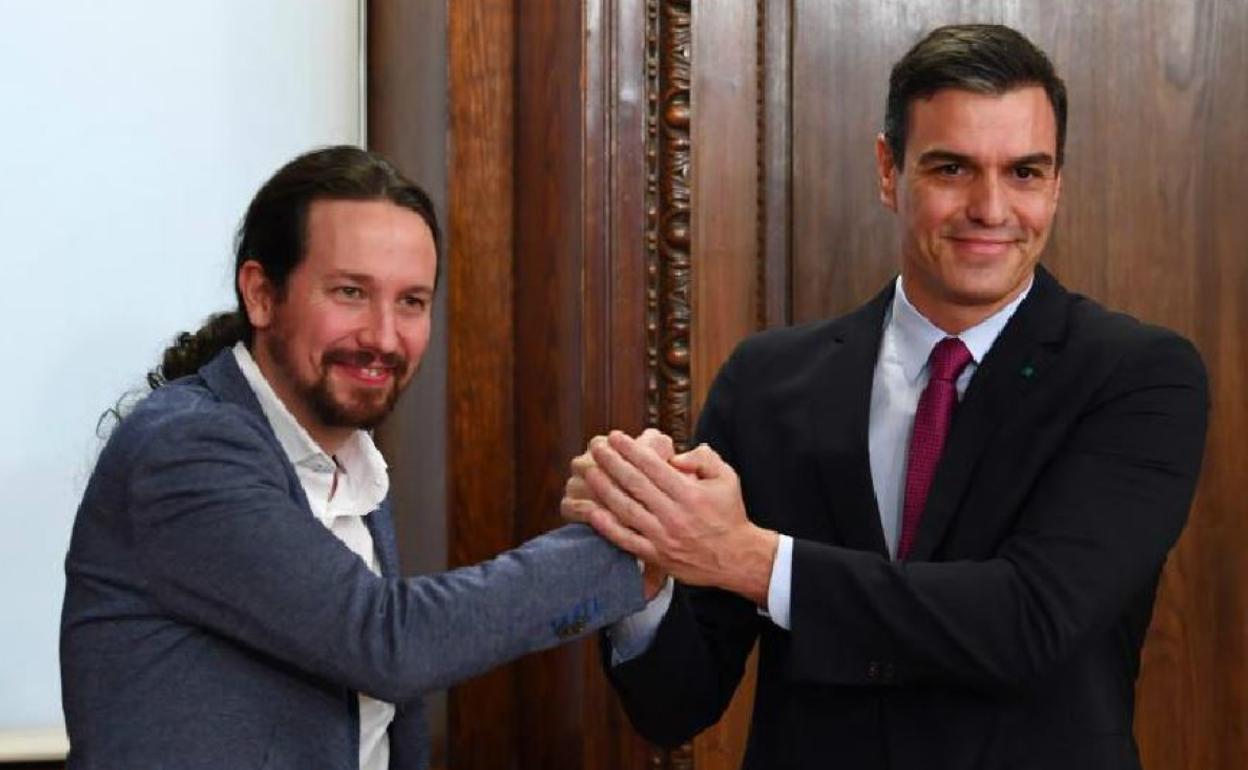 Iglesias y Sánchez celebran el acuerdo. .