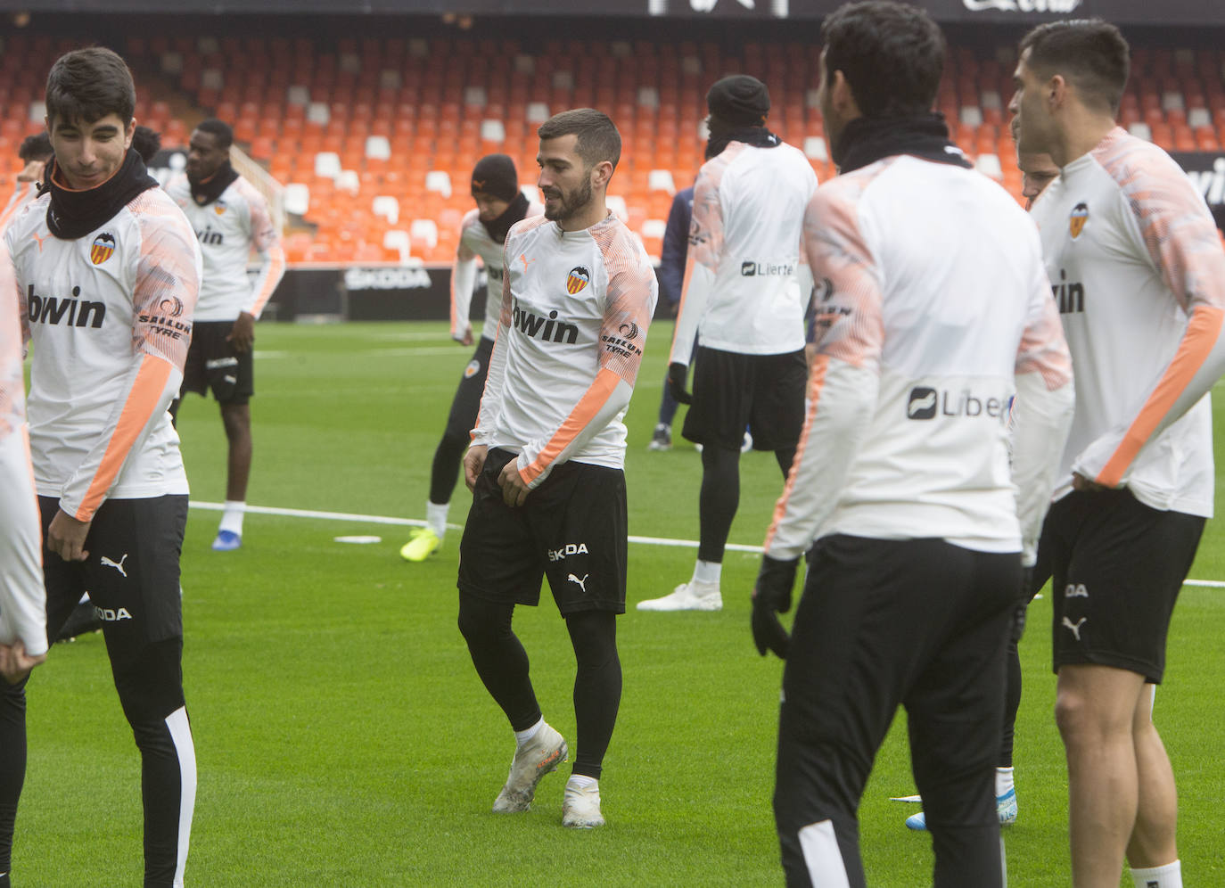 9.000 aficionados acuden al entrenamiento del Valencia CF en Mestalla. El conjunto blanquinegro se ha ejercitado en un día muy especial para los más pequeños.