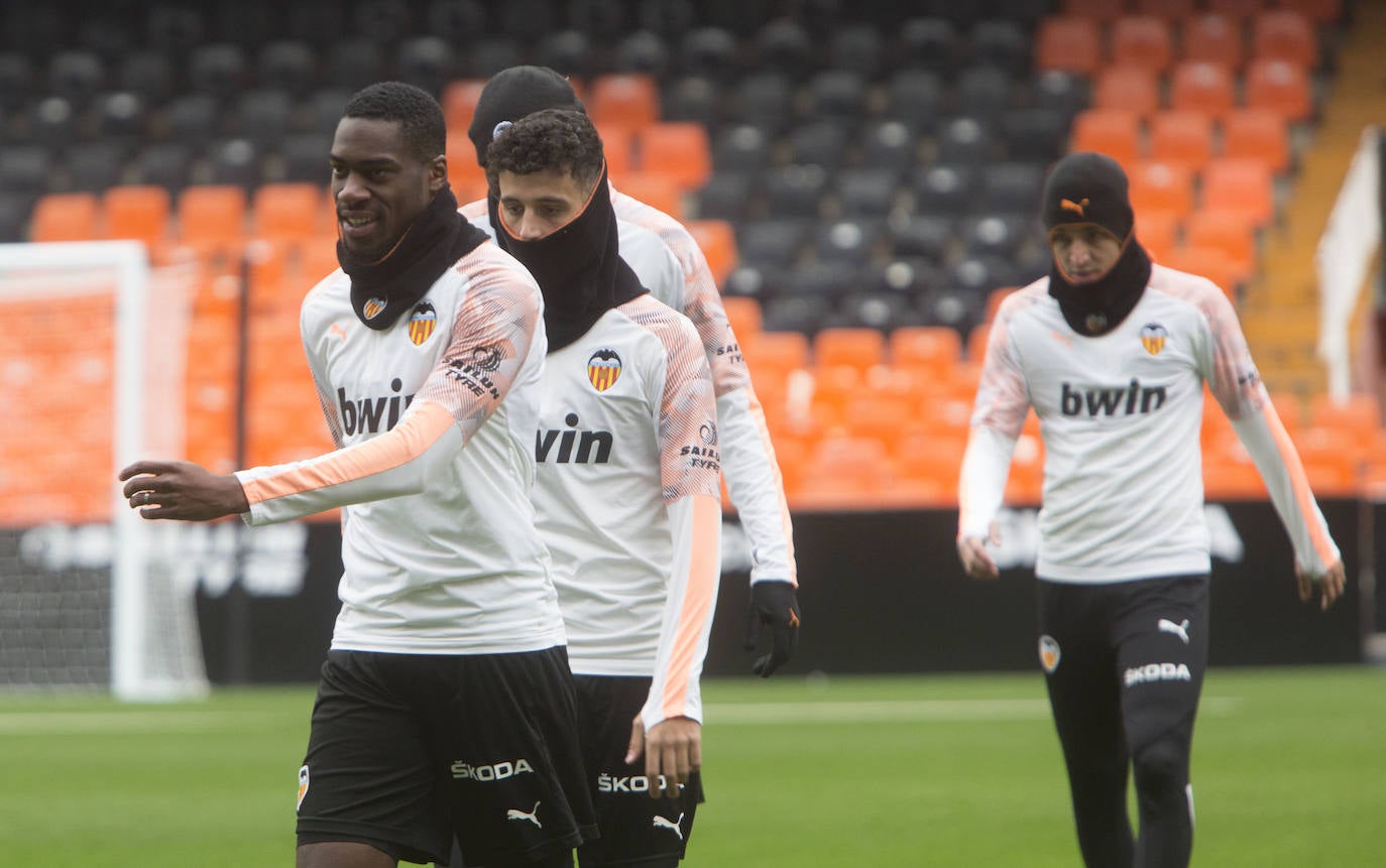 9.000 aficionados acuden al entrenamiento del Valencia CF en Mestalla. El conjunto blanquinegro se ha ejercitado en un día muy especial para los más pequeños.