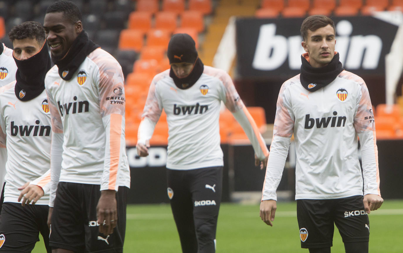 9.000 aficionados acuden al entrenamiento del Valencia CF en Mestalla. El conjunto blanquinegro se ha ejercitado en un día muy especial para los más pequeños.