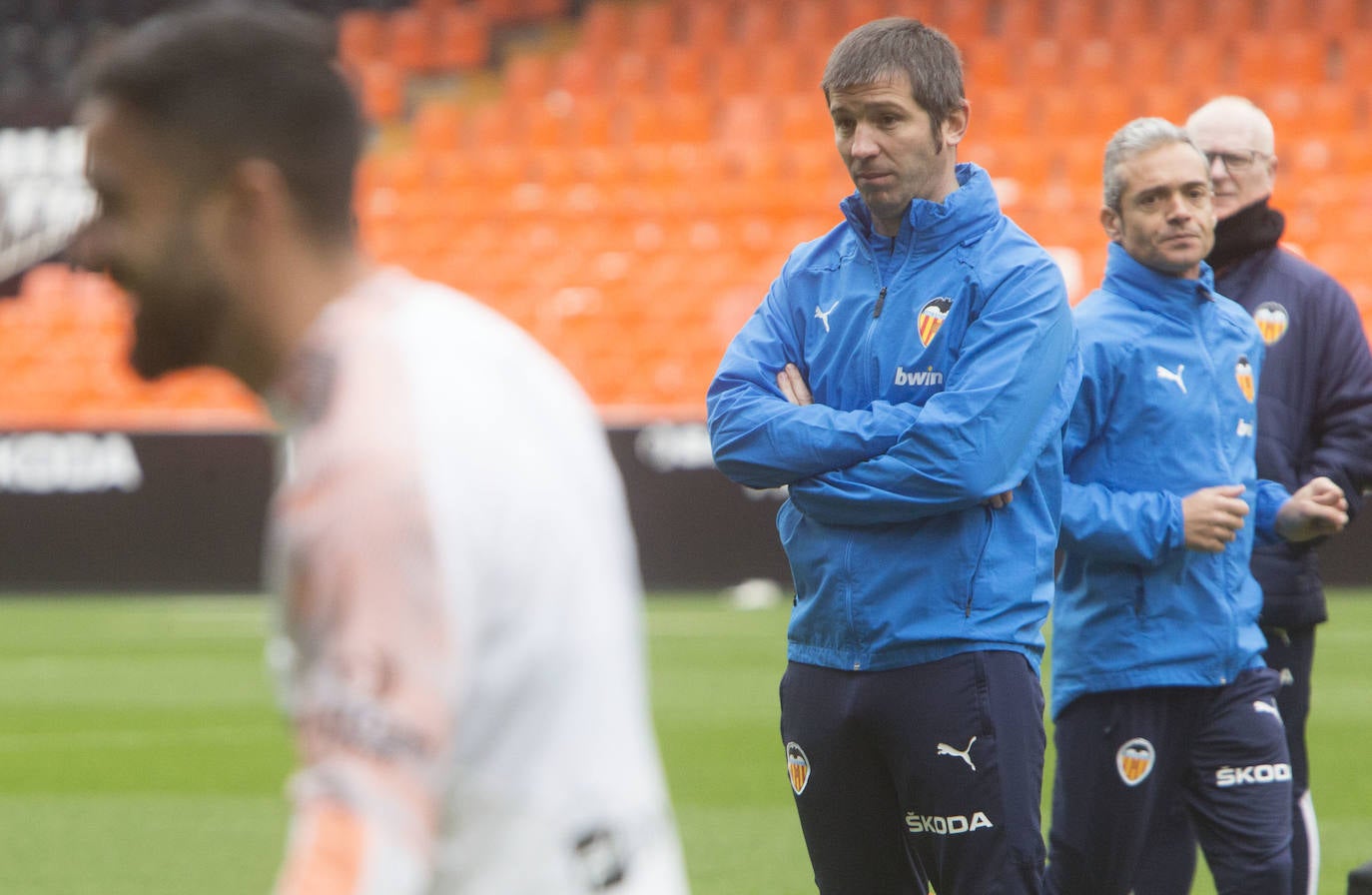 9.000 aficionados acuden al entrenamiento del Valencia CF en Mestalla. El conjunto blanquinegro se ha ejercitado en un día muy especial para los más pequeños.