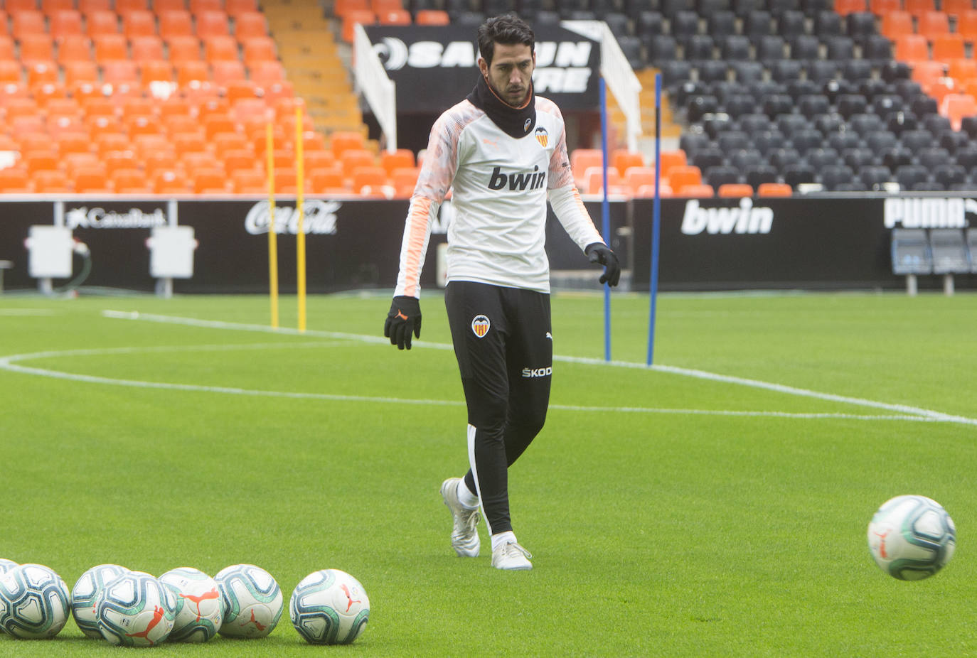 9.000 aficionados acuden al entrenamiento del Valencia CF en Mestalla. El conjunto blanquinegro se ha ejercitado en un día muy especial para los más pequeños.