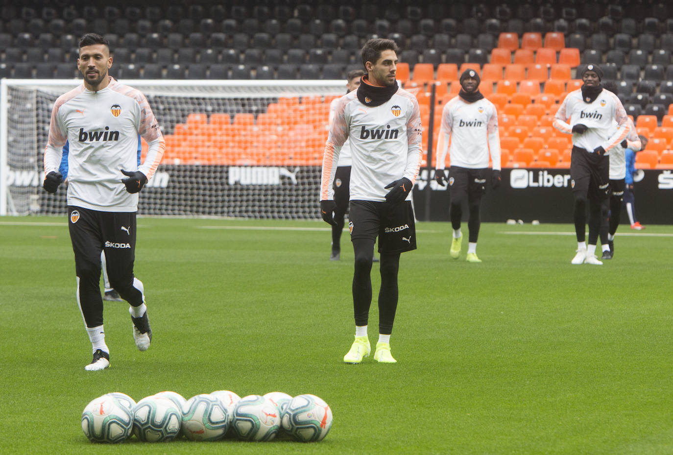 9.000 aficionados acuden al entrenamiento del Valencia CF en Mestalla. El conjunto blanquinegro se ha ejercitado en un día muy especial para los más pequeños.