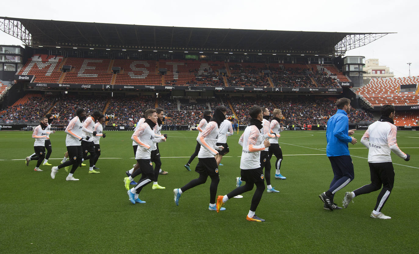 9.000 aficionados acuden al entrenamiento del Valencia CF en Mestalla. El conjunto blanquinegro se ha ejercitado en un día muy especial para los más pequeños.