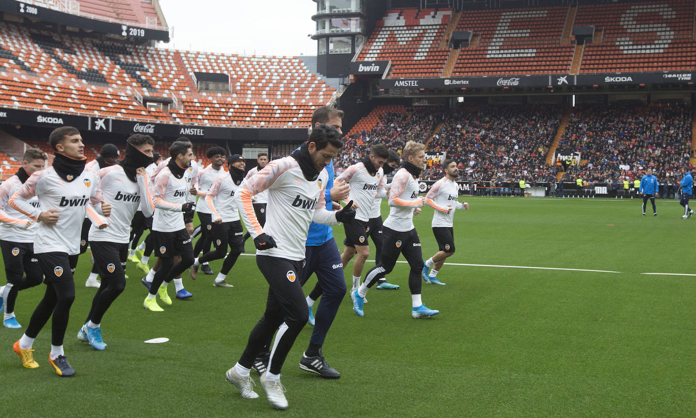 9.000 aficionados acuden al entrenamiento del Valencia CF en Mestalla. El conjunto blanquinegro se ha ejercitado en un día muy especial para los más pequeños.